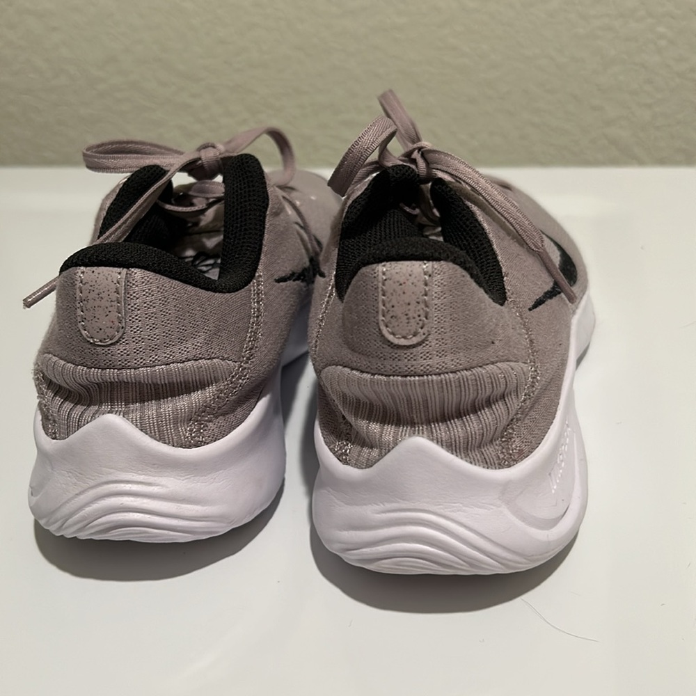 Women’s Nike size 8 Flex Experience 11 Running shoe. Color amethyst. - Picture 3 of 5